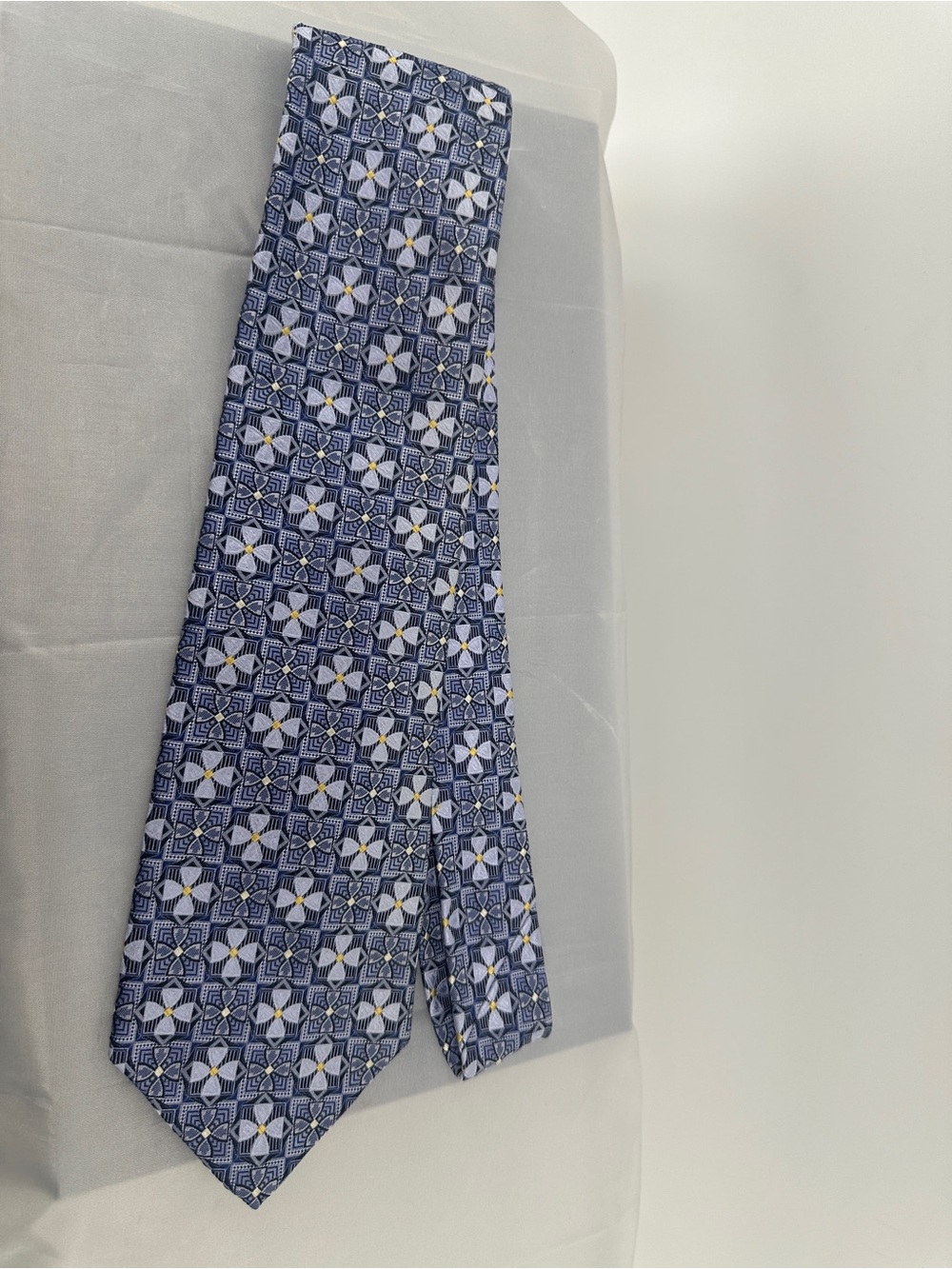 ROBERT TALBOTT BEST OF CLASS lilac blue flower motif Tie
